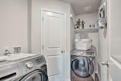 Chic San Antonio Home With Yard About 25 Mi To Dtwn