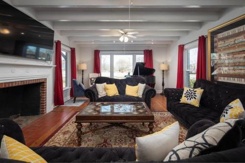 Grand Performance Hm For Your Group Near Downtown