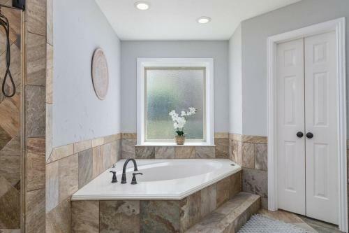 Executive Family Home With Pool In Keller