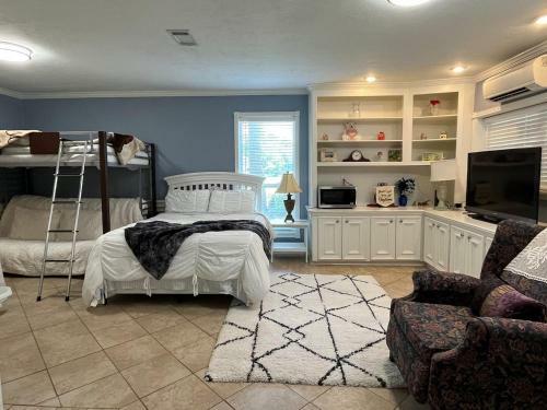 Beautiful Traditional Home*modern Updates*guest Suite B