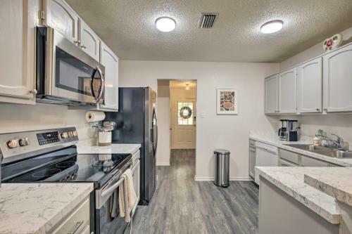Cozy Irving Home With Fully Fenced Backyard!