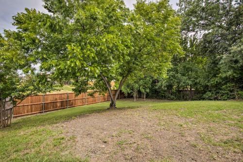 Cozy Irving Home With Fully Fenced Backyard!