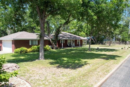 Cozy Haus With Bbq And Fire Pit! Close To Main St!