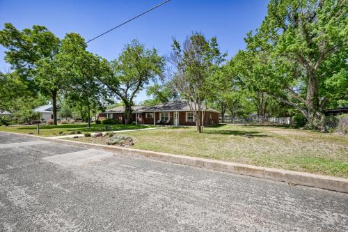 Cozy Haus With Bbq And Fire Pit! Close To Main St!