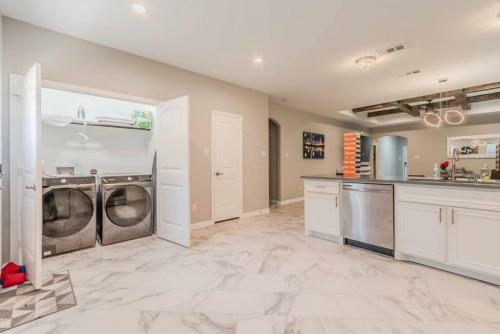 Modern 4 Br Near Downtown, Zoo