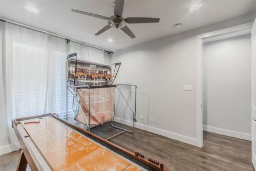 Stunning Townhome Near Uptown