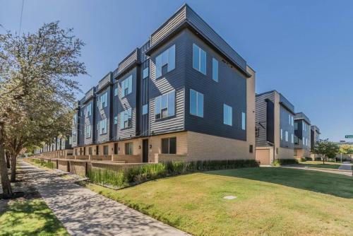 Stunning Townhome Near Uptown