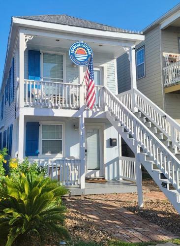Seablue Cottage - Downstairs; 2 Blocks To The Beach