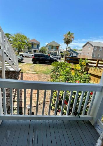 Seablue Cottage - Downstairs; 2 Blocks To The Beach