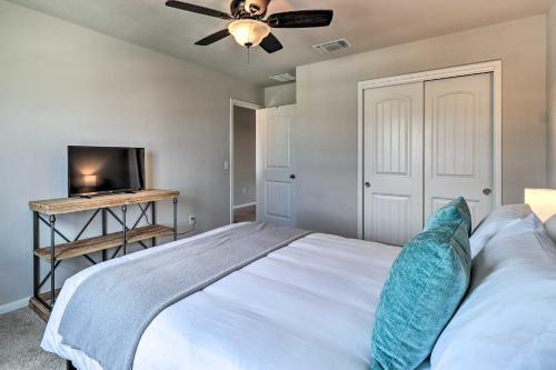 Roomy Austin Abode With Community Outdoor Pool!