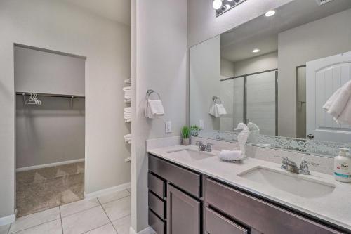 Roomy Austin Abode With Community Outdoor Pool!