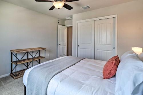 Roomy Austin Abode With Community Outdoor Pool!