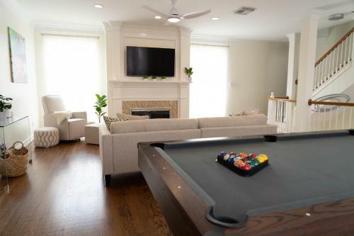 River Oaks, Elegant & Bright, Family Oriented, Spacious