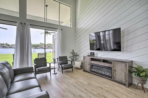 Amazing Waterfront Townhome With Patio And Grill!