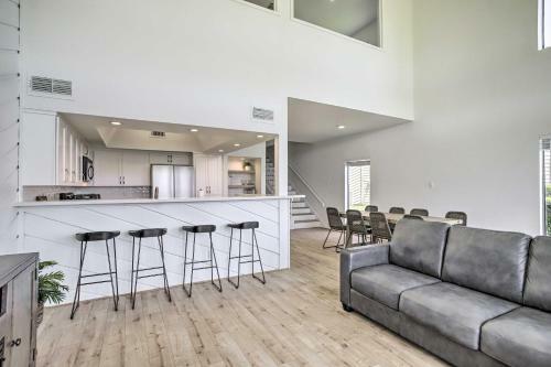 Amazing Waterfront Townhome With Patio And Grill!