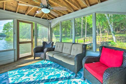 Lakefront Hidden Pines Cottage With Boathouse