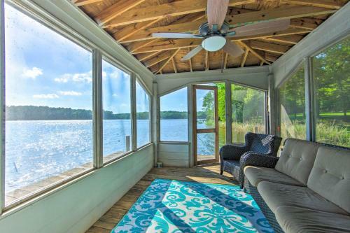 Lakefront Hidden Pines Cottage With Boathouse