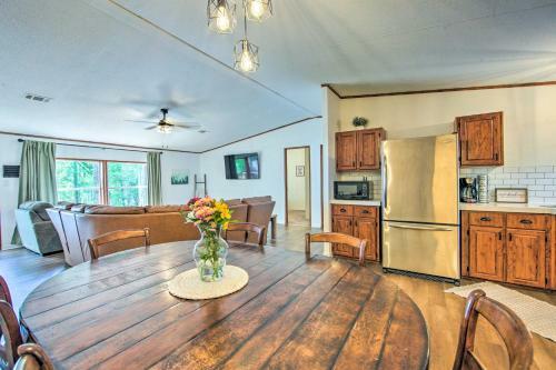 Lakefront Hidden Pines Cottage With Boathouse