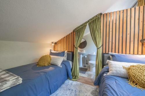 Charming 5 Bedroom: Self Check-in + Garage Parking