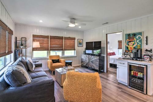 Breezy Surfside Beach Home With Deck And Grill!