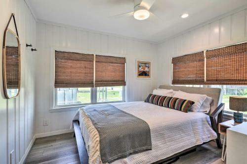 Breezy Surfside Beach Home With Deck And Grill!