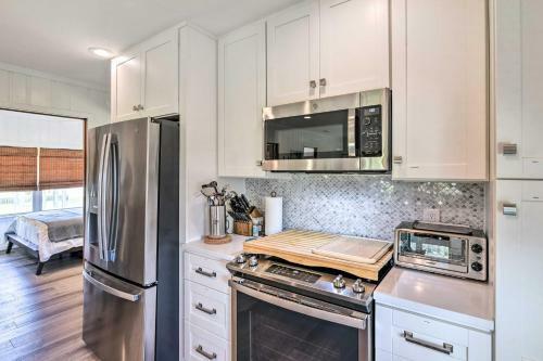 Breezy Surfside Beach Home With Deck And Grill!