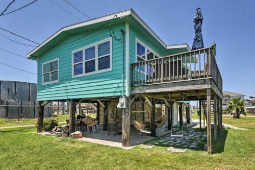 Breezy Surfside Beach Home With Deck And Grill!