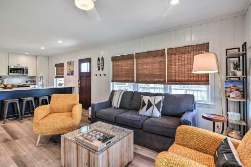 Breezy Surfside Beach Home With Deck And Grill!
