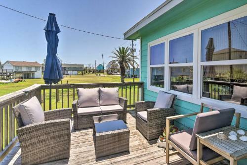 Breezy Surfside Beach Home With Deck And Grill!