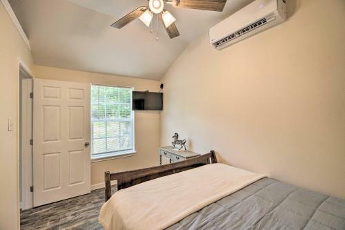 Lakefront Cabin With Access To 2 Paddleboats!