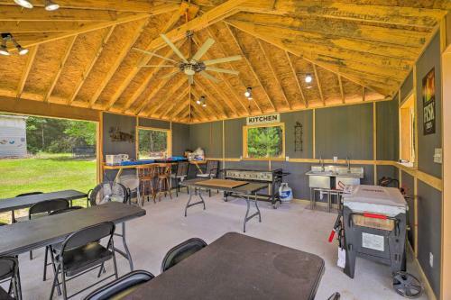 Lakefront Cabin With Access To 2 Paddleboats!