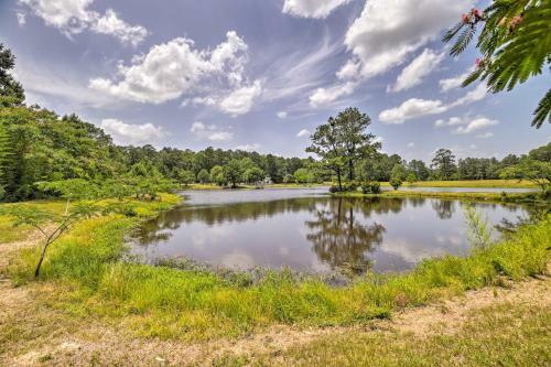 Lakefront Cabin With Access To 2 Paddleboats!