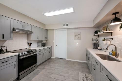 (new) Chic & Classy Townhome - Centrally Located