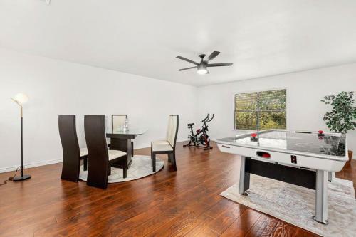 5 Bedrooms W/ Hot Tub, Chefs Kitchen, Game Lounge