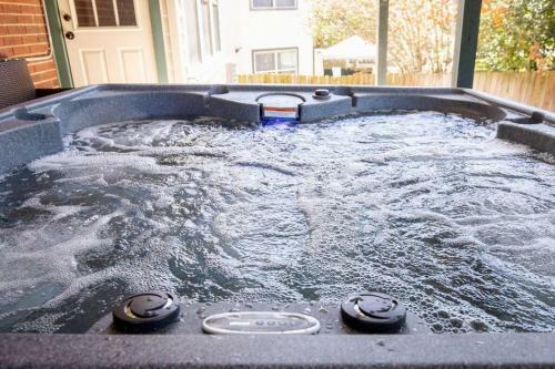 5 Bedrooms W/ Hot Tub, Chefs Kitchen, Game Lounge