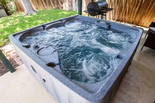 5 Bedrooms W/ Hot Tub, Chefs Kitchen, Game Lounge