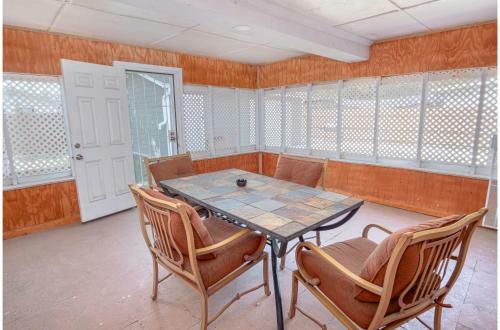 Splendid Gated 4 Br 2 Ba Home Near Downtown