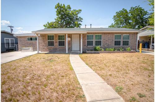 Splendid Gated 4 Br 2 Ba Home Near Downtown