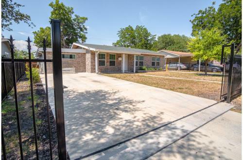 Splendid Gated 4 Br 2 Ba Home Near Downtown
