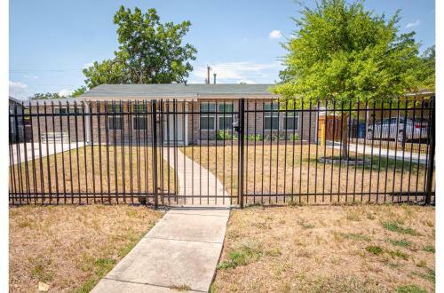 Splendid Gated 4 Br 2 Ba Home Near Downtown