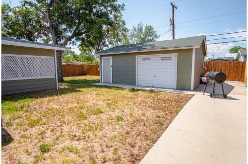 Splendid Gated 4 Br 2 Ba Home Near Downtown