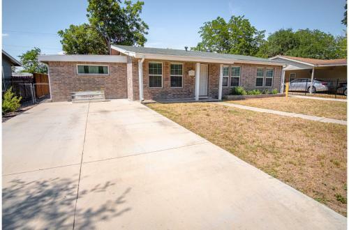 Splendid Gated 4 Br 2 Ba Home Near Downtown