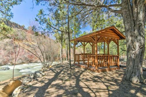 Hatch Retreat With Deck, Grill And Creek Access!