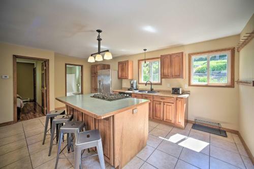 Peaceful Getaway With Lake Access Near Hiking!