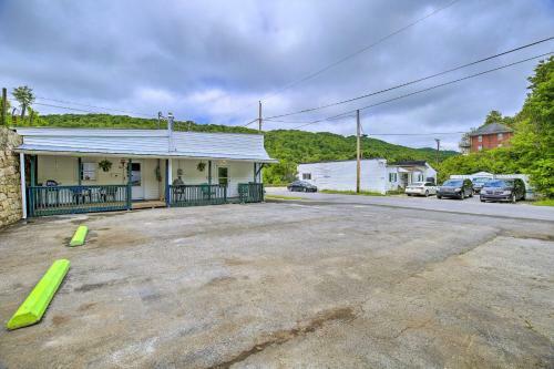 Pet-friendly Bluefield Apartment With Porch!