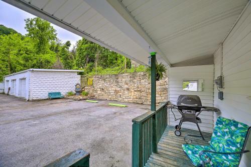 Pet-friendly Bluefield Apartment With Porch!