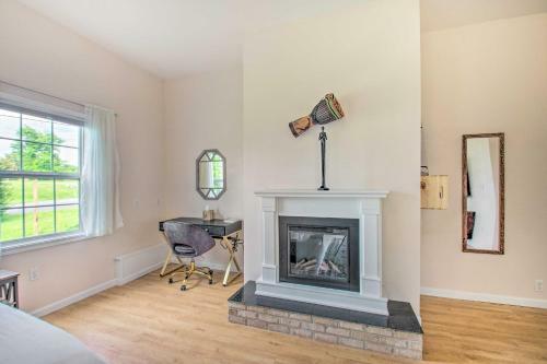 Vibrant Cottage With Private Hot Tub, Fire Pit!