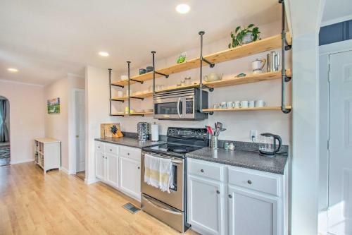 Vibrant Cottage With Private Hot Tub, Fire Pit!