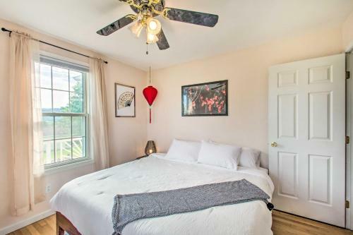 Vibrant Cottage With Private Hot Tub, Fire Pit!