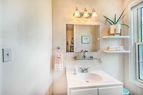 Vibrant Cottage With Private Hot Tub, Fire Pit!